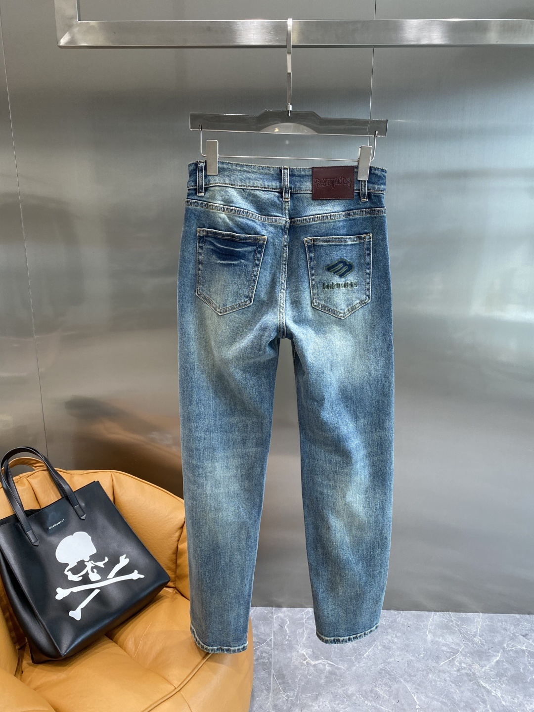 NO:517561,'Paris Home' 25ss autumn and winter denim is a super stylish jeans, customized original washing denim fabric, unique design, top-grade embroidery craft letter pattern logo, original hardware and auxiliary decoration, extremely superior jeans, the materials and craftsmanship are extremely luxurious and exquisite, the grade is extremely high, and the upper body is handsome and stylish!  Count 29-36 the next day, balenciaga, jeans, alexander wang19860909《巴黎家》 25ss秋冬牛仔 超级有范儿的一款牛仔裤,定制原版水洗牛仔面料,独特设计,顶级刺绣工艺字母图案logo,原版五金辅料装饰,极为翘楚的一款牛仔裤,用料与工艺都极致奢华精湛,档次极高,上身帅气有型！ 码数29-36隔天,,balenciaga,jeans,alexander wang,Men's clothing