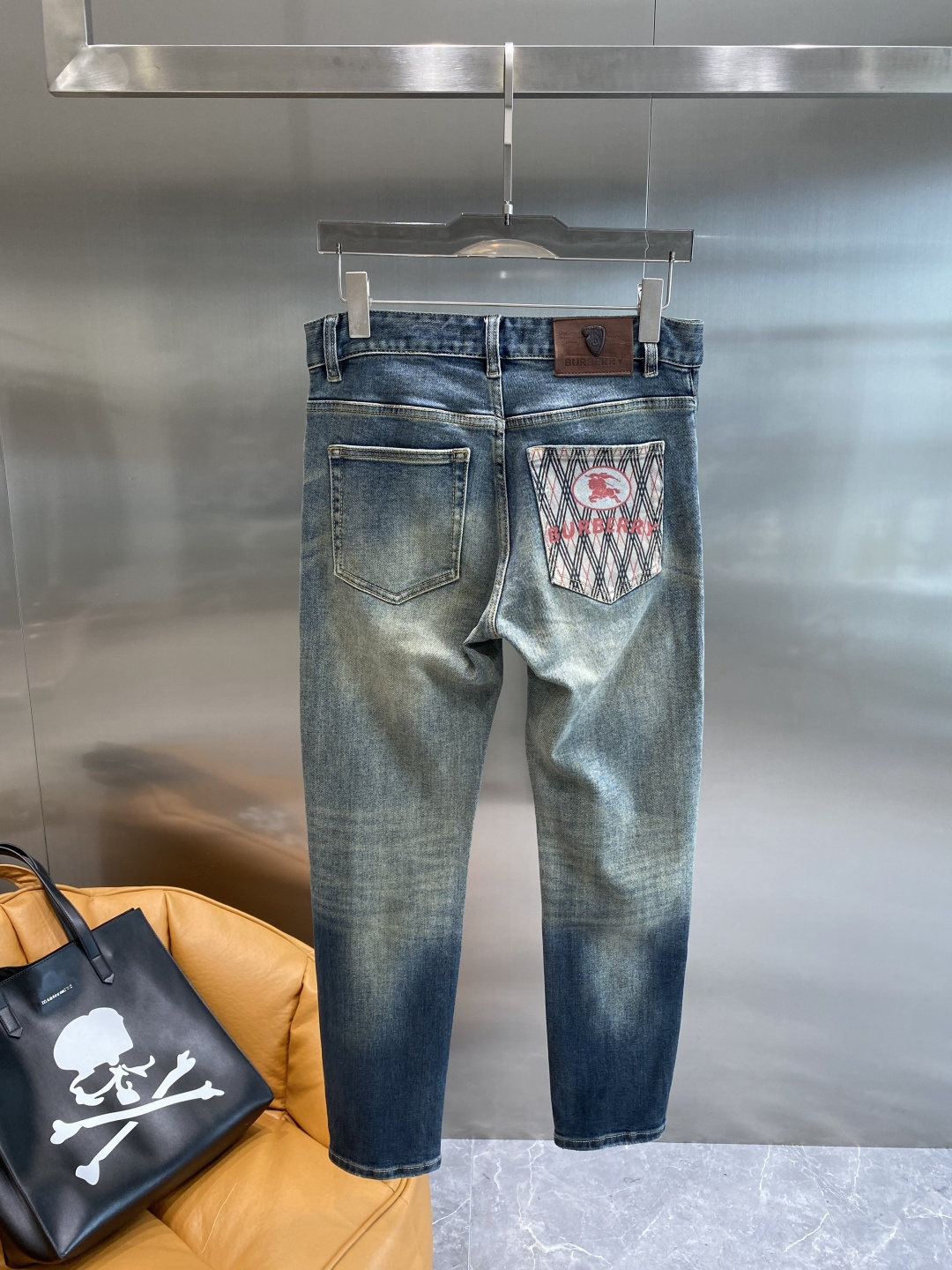 NO:517573,'Bajia' 25ss new jeans trend frontline, hot-selling counter models, taste and value sharing, very comfortable to wear, low-key and luxurious, very classy when worn, no need to say much about the trouser style and cutting, the upper body is exquisite and vivid. The truly first-class quality is a truly palace-level casual pants, using Turkish cotton, produce the most famous tannin cloth, excellent quality, heavy washing makes the pants very soft, not picky, the upper body is absolutely stylish, extremely luxurious!  29-36 next day, burberry, jeans, alexander wang19860909《巴家》 25ss新品牛仔裤潮流前线 专柜热销款 品味与价值共享 身穿着非常舒适 低调不失奢华 穿出去非常有档次,裤型款式和裁剪亦无需多言 上身精致跃然.真正一等一顶级质料 真正殿堂级的休闲裤,选用土耳其的棉花 生产出最有名的单宁布 品质卓然 经过重水洗使得裤子很柔软 不挑人 上身绝对的有型 极度奢华！码数29-36隔天,,burberry,jeans,alexander wang,Men's clothing