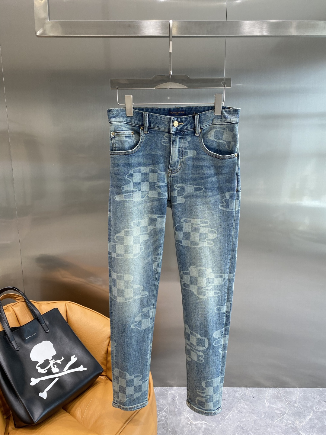 NO:517578,'Donkey Family' 25ss new jeans trend frontline, hot-selling counter models, taste and value sharing, very comfortable to wear, low-key and luxurious, very classy when worn, no need to say much about the trouser style and cutting, the upper body is exquisite and vivid. The truly first-class quality is a truly palace-level casual pants, using Turkish cotton, produce the most famous tannin cloth, excellent quality, heavy washing makes the pants very soft, not picky, the upper body is absolutely stylish, extremely luxurious!  Count 29-36 the next day, louis vuitton,louis vuitton,jeans,alexander wang19860909《驴家》 25ss新品牛仔裤潮流前线 专柜热销款 品味与价值共享 身穿着非常舒适 低调不失奢华 穿出去非常有档次,裤型款式和裁剪亦无需多言 上身精致跃然.真正一等一顶级质料 真正殿堂级的休闲裤,选用土耳其的棉花 生产出最有名的单宁布 品质卓然 经过重水洗使得裤子很柔软 不挑人 上身绝对的有型 极度奢华！码数29-36隔天,,louis vuitton,louis vuitton,jeans,alexander wang,Men's clothing