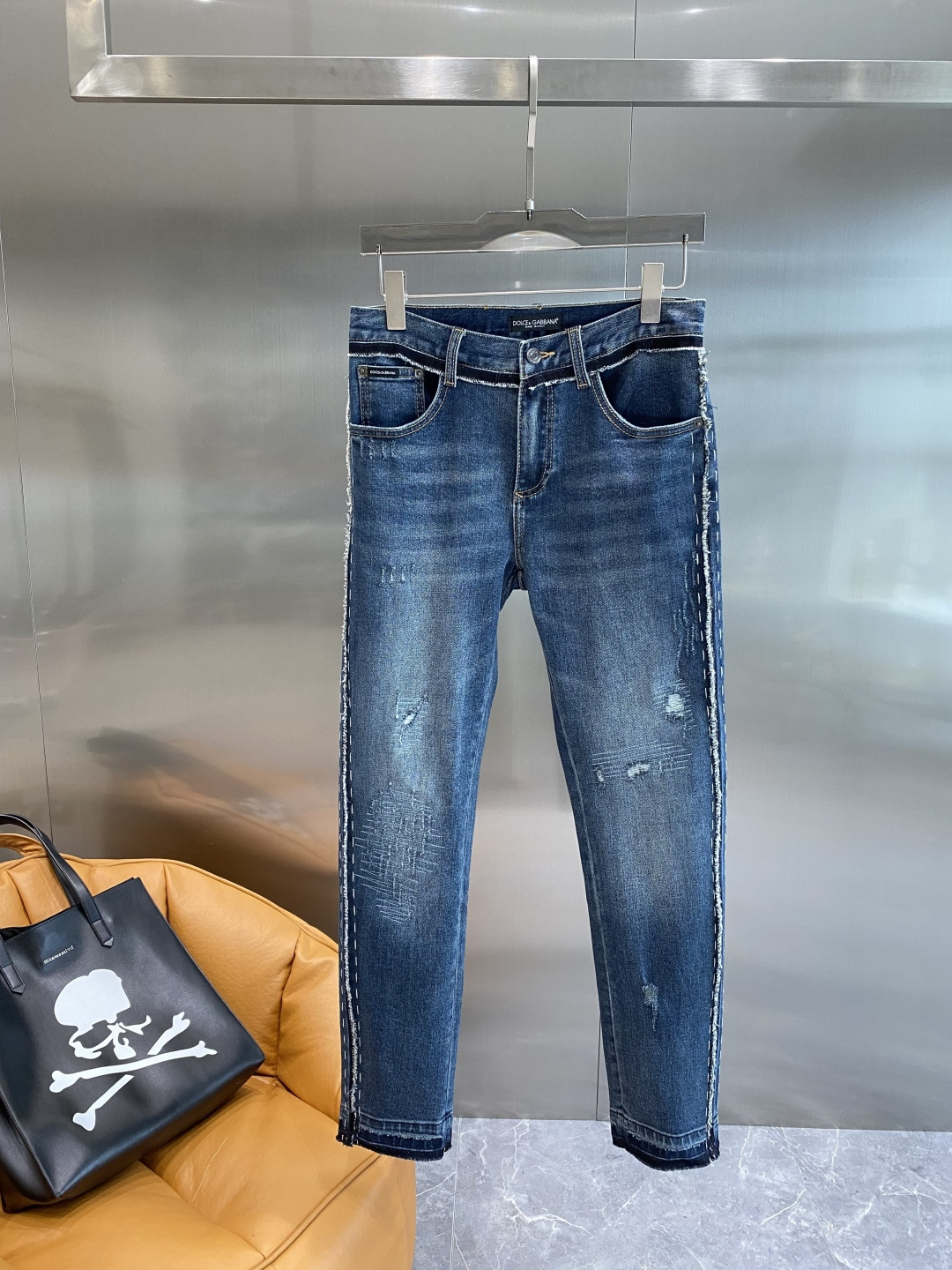 NO:517598,'DG Home' The latest jeans in autumn and winter, hot-selling counters, taste and value sharing, very comfortable to wear, low-key and luxurious, very classy when worn, no need to say much about the style and cutting of the pants, exquisite and vivid upper body. A truly first-class top-notch material. A truly palace-grade casual pants, using Turkish cotton, produce the most famous tannin cloth with excellent quality. It is heavy washing, making the pants very soft. The straight-footed style is not picky. The upper body is absolutely stylish and extremely luxurious!  Number of codes 29-36 the next day, gucci, jeans, alexander wang19860909《DG家》 秋冬最新品牛仔裤 专柜热销款 品味与价值共享 身穿着非常舒适 低调不失奢华 穿出去非常有档次,裤型款式和裁剪亦无需多言 上身精致跃然.真正一等一顶级质料 真正殿堂级的休闲裤,选用土耳其的棉花 生产出最有名的单宁布品质卓然 经过重水洗使得裤子很柔软 直脚的版型 不挑人 上身绝对的有型 极度奢华！码数29-36隔天,,gucci,jeans,alexander wang,Men's clothing