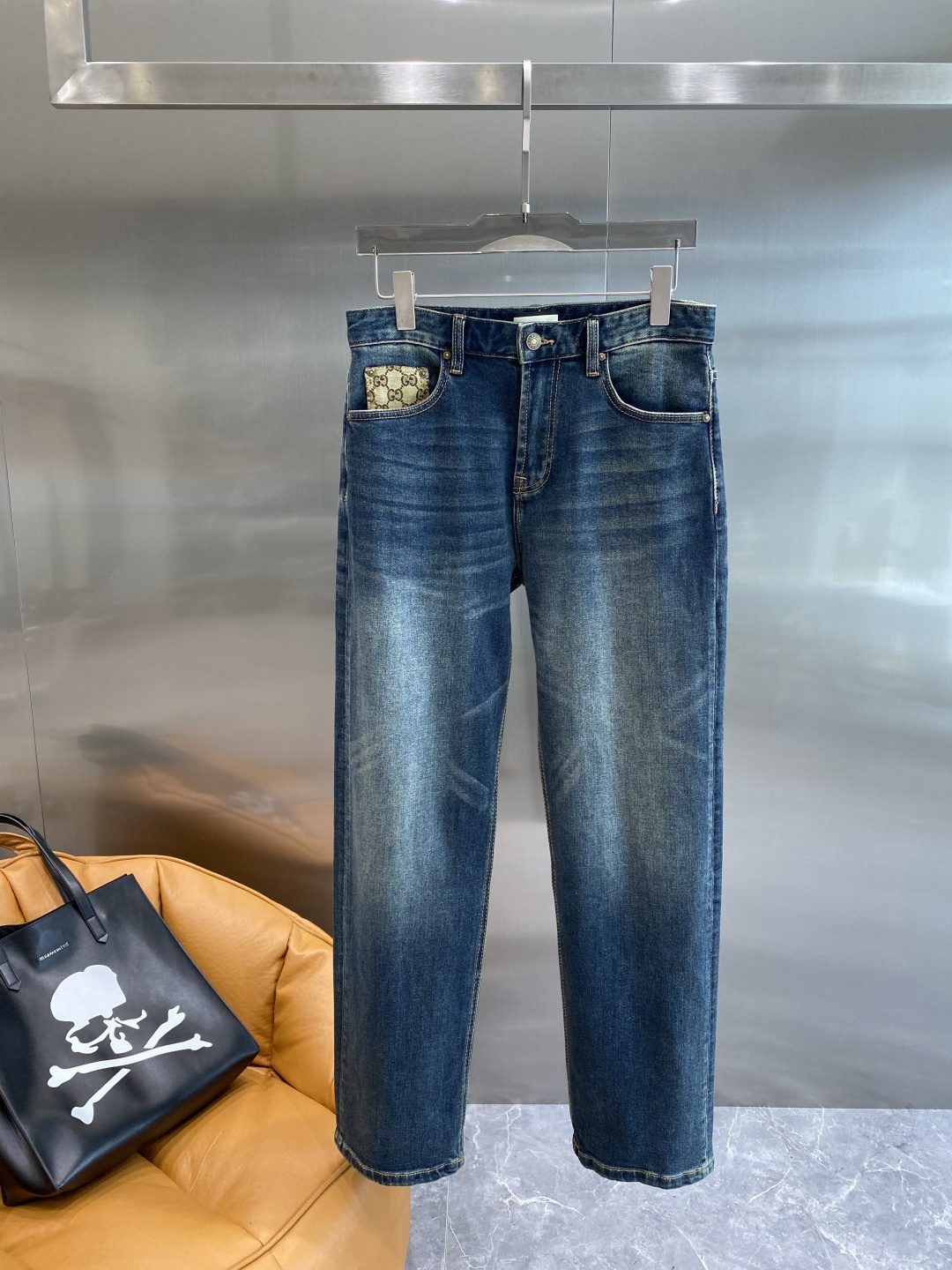 NO:517603,'The Gu Family' The latest jeans in autumn and winter, popular counters, taste and value sharing, very comfortable to wear, low-key and luxurious, very classy when worn, no need to say much about the style and cutting of the pants, exquisite and vivid upper body. A truly first-class top-notch material. A truly palace-grade casual pants, using Turkish cotton, produce the most famous tannin cloth, which is of high quality. It is heavy washing, making the pants very soft. The straight-footed style is not picky. The upper body is absolutely stylish and extremely luxurious!  Number of codes 29-36 the next day, gucci, jeans, alexander wang19860909《古家》 秋冬最新品牛仔裤 专柜热销款 品味与价值共享 身穿着非常舒适 低调不失奢华 穿出去非常有档次,裤型款式和裁剪亦无需多言 上身精致跃然.真正一等一顶级质料 真正殿堂级的休闲裤,选用土耳其的棉花 生产出最有名的单宁布品质卓然 经过重水洗使得裤子很柔软 直脚的版型 不挑人 上身绝对的有型 极度奢华！码数29-36隔天,,gucci,jeans,alexander wang,Men's clothing