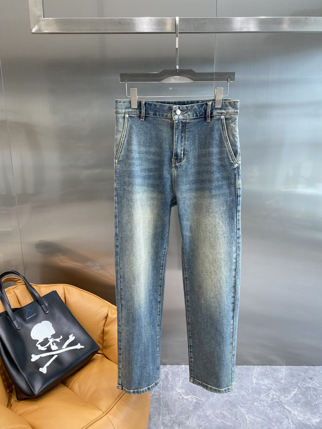 NO:517607,'MIRI Home' The latest jeans in autumn and winter, hot-selling counters, taste and value sharing, very comfortable to wear, low-key and luxurious, very classy when worn, no need to say much about the style and cutting of the pants, exquisite and vivid upper body. A truly first-class top-notch material. A truly palace-grade casual pants, using Turkish cotton, produce the most famous tannin cloth, which is of high quality. It is heavy washing, making the pants very soft. The straight-footed style is not picky. The upper body is absolutely stylish and extremely luxurious!  Number of 29-36 the next day, jeans, alexander wang19860909《MIRI家》 秋冬最新品牛仔裤 专柜热销款 品味与价值共享 身穿着非常舒适 低调不失奢华 穿出去非常有档次,裤型款式和裁剪亦无需多言 上身精致跃然.真正一等一顶级质料 真正殿堂级的休闲裤,选用土耳其的棉花 生产出最有名的单宁布品质卓然 经过重水洗使得裤子很柔软 直脚的版型 不挑人 上身绝对的有型 极度奢华！码数29-36隔天,,jeans,alexander wang,Men's clothing