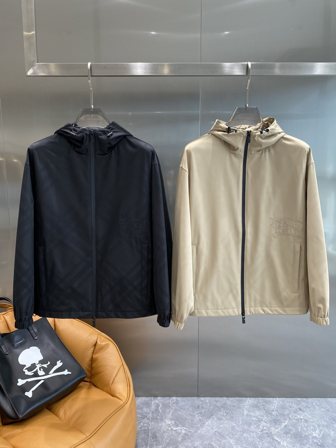 NO:510250,'Ba Family' Burberry Family The same style on the official website, complete with three specifications!  2025 new men's jacket, fashionable and casual high-end version!  Customized fabrics for counters are breathable and comfortable, with impeccable details, and the brand element design concept reflects high quality. The feel is delicate and soft!  It is casually cut, with a great upper body style!  Code number XS-XL the next day, burberry, burberry, jackets & coats, jackets & coats, alexander wang19860909《巴家》 巴宝莉家 官网同款,三标齐全！2025新款男士夹克外套,时尚休闲高端版本！专柜定制面料 透气舒适度高,细节无可挑剔,品牌元素设计理念,体现高品质.手感细腻柔软！呈现休闲裁剪,上身版型超赞！码数XS-XL隔天,,burberry,burberry,jackets & coats,jackets & coats,alexander wang,Men's clothing