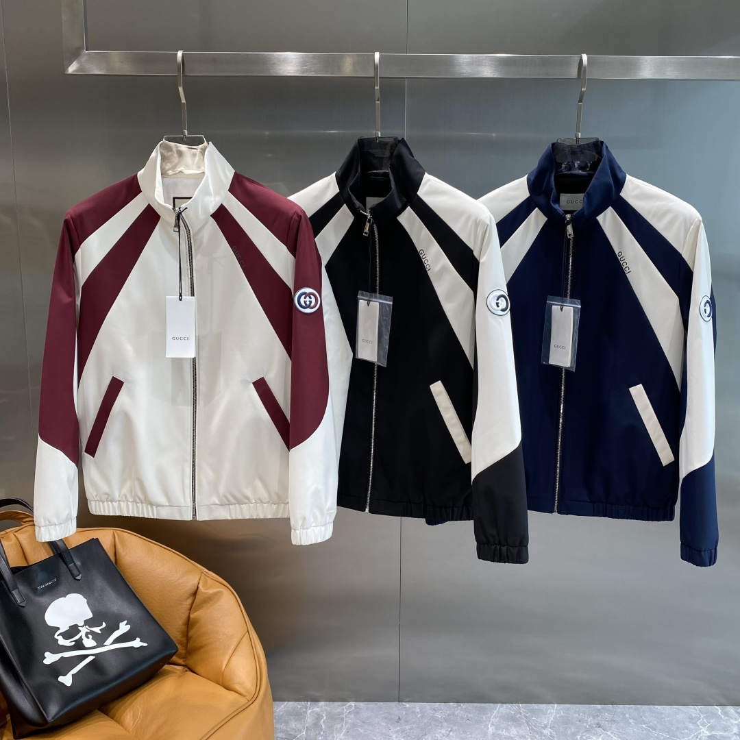 NO:510252,'Gujia' 2025 new original single men's hooded windbreaker jacket is sold simultaneously on the official website. The hottest version is fashionable and versatile. Logo design. It uses original imported polyester fiber memory fabric and feels soft and delicate. It is comfortable to use the upper body. Customers provide original imported engraving hardware accessories. The OEM is finely made of smooth lines, exquisite craftsmanship, and the style is superb. It is very fashionable and handsome. It is highly recommended!  Counter size M-3XL the next day, gucci, jackets & coats, jackets & coats, hats, alexander wang19860909《古家》 2025新款原单男士连帽风衣夹克外套 官网同步售卖 爆款高版本 时尚百搭 logo标设计 采用原版进口聚酯纤维记忆面料手感柔软细腻 上身舒适 客供原版进口刻字五金辅料配件,代工厂精细做线条流畅,工艺精致,版型超赞,随意搭配都非常时尚帅气强烈推荐哦！专柜尺码M-3XL隔天,,gucci,jackets & coats,jackets & coats,hats,alexander wang,Men's clothing