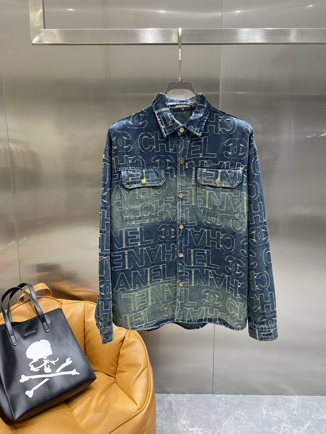 NO:510255,'Xiangjia' top quality!  2025 official autumn and winter website counter is available simultaneously, original orders are super stylish, customized original washing denim fabric, unique design, top-grade flower craft letter pattern logo, original hardware and accessories decoration, an extremely top-notch denim jacket, the materials and craftsmanship are extremely luxurious and exquisite, the grade is extremely high, the upper body is handsome and stylish, recommended, counter size M-XXXL the next day, chanel, jackets & coats, jackets & coats, alexander wang19860909《香家》 顶级品质！2025秋冬官网专柜同步有售,原单狠货,超级有范儿,定制原版水洗牛仔面料,独特设计,顶级烧花工艺字母图案logo,原版五金辅料装饰,极为翘楚的一款牛仔夹克外套,用料与工艺都极致奢华精湛,档次极高,上身帅气有型,推荐,专柜尺码M-XXXL隔天,,chanel,jackets & coats,jackets & coats,alexander wang,Men's clothing