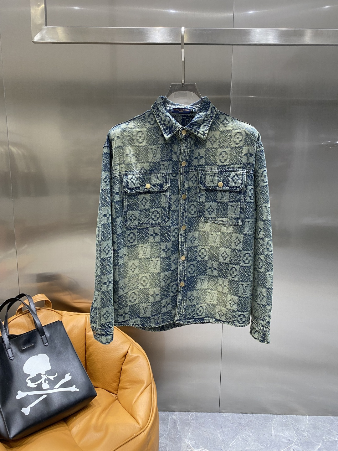 NO:510251,'Donkey Family' top quality!  2025 official website counter is available for sale simultaneously, original orders, super stylish, customized original washing denim fabric, unique design, top-grade flower craft letter pattern logo, original hardware and accessories decoration, an extremely superior denim jacket, the materials and craftsmanship are extremely luxurious and exquisite, the grade is extremely high, the upper body is handsome and stylish, recommended, counter size M-XXXL the next day,, louis vuitton, louis vuitton, jackets & coats, jackets & coats, alexander wang19860909《驴家》 顶级品质！2025秋冬官网专柜同步有售,原单狠货,超级有范儿,定制原版水洗牛仔面料,独特设计,顶级烧花工艺字母图案logo,原版五金辅料装饰,极为翘楚的一款牛仔夹克外套,用料与工艺都极致奢华精湛,档次极高,上身帅气有型,推荐,专柜尺码M-XXXL隔天,,louis vuitton,louis vuitton,jackets & coats,jackets & coats,alexander wang,Men's clothing