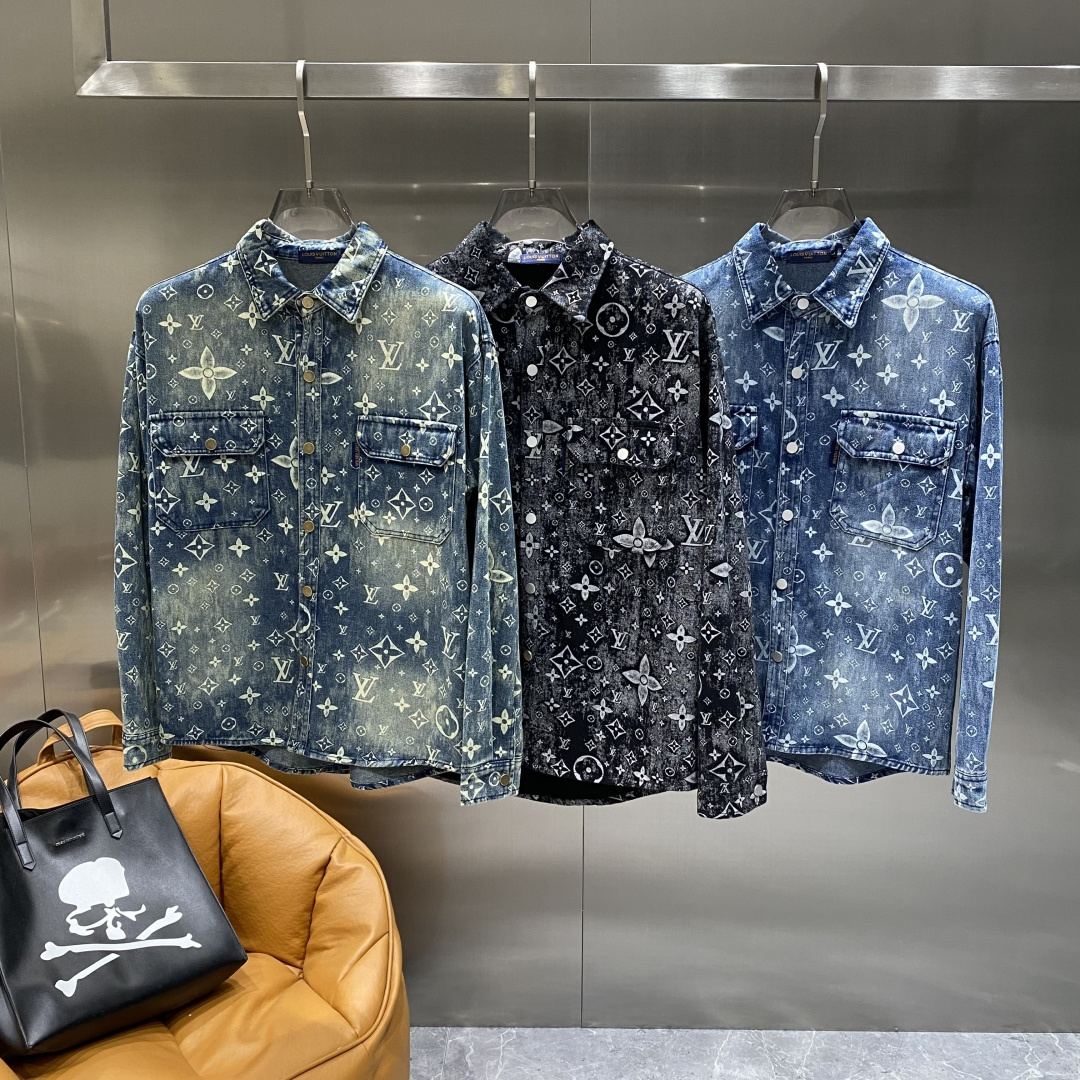 NO:517611,'Donkey Family' top quality!  2025 official website counter is available for sale simultaneously, original orders, super stylish, customized original washing denim fabric, unique design, top-grade flower craft letter pattern logo, original hardware and accessories decoration, an extremely superior denim jacket, the materials and craftsmanship are extremely luxurious and exquisite, the grade is extremely high, the upper body is handsome and stylish, recommended, counter size M-XXXL the next day,, louis vuitton, louis vuitton, jackets & coats, jackets & coats, alexander wang19860909《驴家》 顶级品质！2025秋冬官网专柜同步有售,原单狠货,超级有范儿,定制原版水洗牛仔面料,独特设计,顶级烧花工艺字母图案logo,原版五金辅料装饰,极为翘楚的一款牛仔夹克外套,用料与工艺都极致奢华精湛,档次极高,上身帅气有型,推荐,专柜尺码M-XXXL隔天,,louis vuitton,louis vuitton,jackets & coats,jackets & coats,alexander wang,Men's clothing