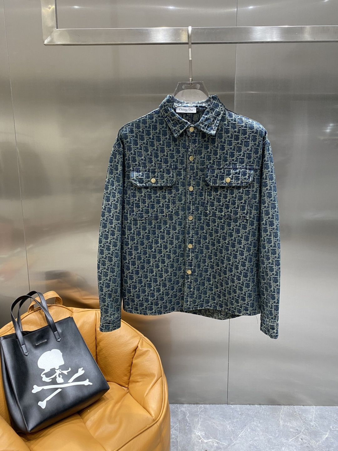 NO:510253,'Dijia' top quality!  2025 official autumn and winter website counter is available simultaneously, original orders are super stylish, customized original washing denim fabric, unique design, top-grade flower craft letter pattern logo, original hardware and accessories decoration, an extremely top-notch denim jacket, the materials and craftsmanship are extremely luxurious and exquisite, the grade is extremely high, the upper body is handsome and stylish, recommended, counter size M-XXXL the next day, dior, jackets & coats, jackets & coats, alexander wang19860909《迪家》 顶级品质！2025秋冬官网专柜同步有售,原单狠货,超级有范儿,定制原版水洗牛仔面料,独特设计,顶级烧花工艺字母图案logo,原版五金辅料装饰,极为翘楚的一款牛仔夹克外套,用料与工艺都极致奢华精湛,档次极高,上身帅气有型,推荐,专柜尺码M-XXXL隔天,,dior,jackets & coats,jackets & coats,alexander wang,Men's clothing