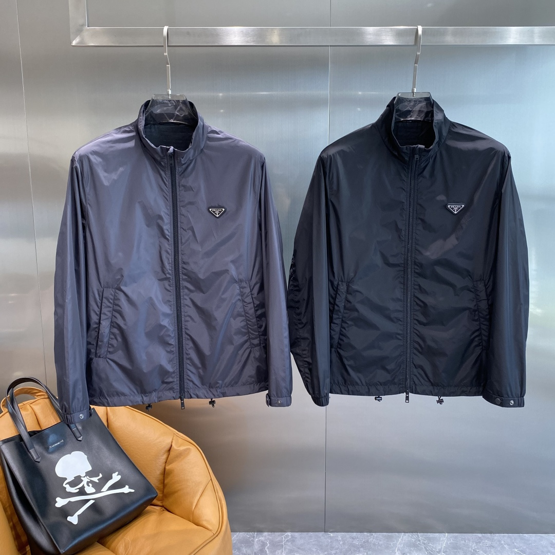 NO:510257,'Prada' Prada's official website has the same style, complete three standards!  2025 new men's jacket, fashionable and casual high-end version!  Customized fabrics for counters are breathable and comfortable, with impeccable details, and the brand element design concept reflects high quality. The feel is delicate and soft!  It is casually cut, with a great upper body style!  Code number M-3Xl next day, prada, jackets & coats, jackets & coats, alexander wang19860909《普拉达》 普拉达官网同款,三标齐全！2025新款男士夹克外套,时尚休闲高端版本！专柜定制面料 透气舒适度高,细节无可挑剔,品牌元素设计理念,体现高品质.手感细腻柔软！呈现休闲裁剪,上身版型超赞！码数M-3Xl隔天,,prada,jackets & coats,jackets & coats,alexander wang,Men's clothing