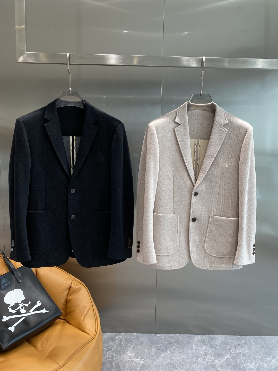 NO:510248,'LP Home' 25SS classic clean color hidden button two-piece suit, exquisite embellishment, extremely exquisite workmanship, fine and symmetrical thread, no extra thread head, full inside, customized imported nylon fiber blend fabric, slim and stylish high-quality fashion, the best strong product for all occasions whether in business or casual!  Code number M-XXXL the next day, loro piana, business suit, alexander wang19860909《LP家》 25SS经典净色暗扣两粒西装西服,精致点缀,做工极其精湛,走线细密匀称,无多余线头,内里全包边,定制进口锦纶纤维混纺面料,修身有型的高品质时装,无论是商务还是休闲时候都能胜任各种场合的最佳强货！ 码数M-XXXL隔天,,loro piana,business suit,alexander wang,Men's clothing