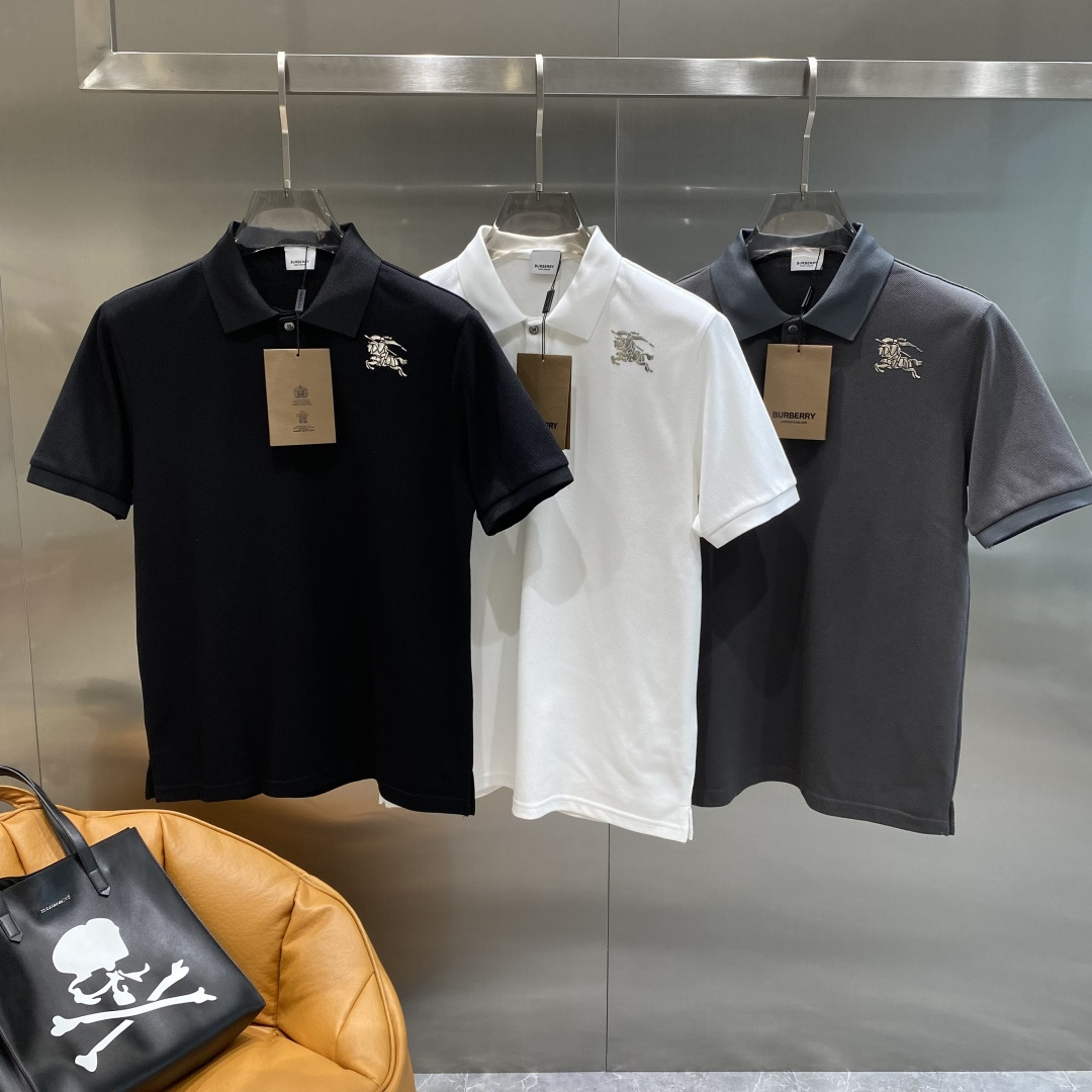 NO:511160,'Bajia' 25SS new spring and summer short-sleeved lapel T-shirt polo, the highest version is customized with high-end vermillion floor fabric simple and fashionable style, and the threads are super good-looking!  Classic logo simple and elegant style!  Full of high-end feel, wearable in all seasons. Simple European style official website on sale number M-3XL the next day, burberry, T-shirt, tees, t-shirt, alexander wang19860909《巴家》 25SS新款春夏短袖翻领T恤polo,最高版本客供定制高端朱地面料简单时尚款,螺纹超级好看！经典logo简单大方的款式！满满的高级感,四季可穿.简欧风格官网在售码数M-3XL隔天,,burberry,T-shirt,tees，t-shirt,alexander wang,Men's clothing