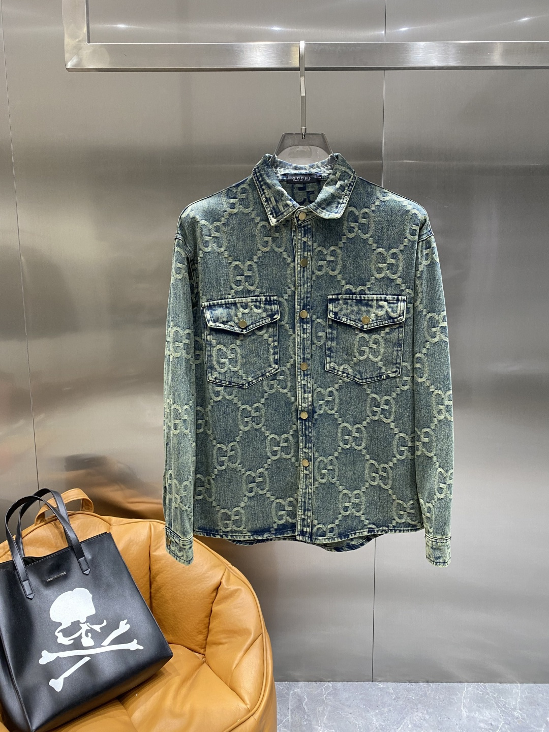 NO:511151,'The Ancient Family' Top quality!  2025 official autumn and winter website counter is available simultaneously, original orders are super stylish, customized original washing denim fabric, unique design, top-grade flower craft letter pattern logo, original hardware and accessories decoration, an extremely top-notch denim jacket, the materials and craftsmanship are extremely luxurious and exquisite, the grade is extremely high, the upper body is handsome and stylish, recommended, counter size M-XXXL the next day, gucci, jackets & coats, jackets & coats, alexander wang19860909《古家》 顶级品质！2025秋冬官网专柜同步有售,原单狠货,超级有范儿,定制原版水洗牛仔面料,独特设计,顶级烧花工艺字母图案logo,原版五金辅料装饰,极为翘楚的一款牛仔夹克外套,用料与工艺都极致奢华精湛,档次极高,上身帅气有型,推荐,专柜尺码M-XXXL隔天,,gucci,jackets & coats,jackets & coats,alexander wang,Men's clothing