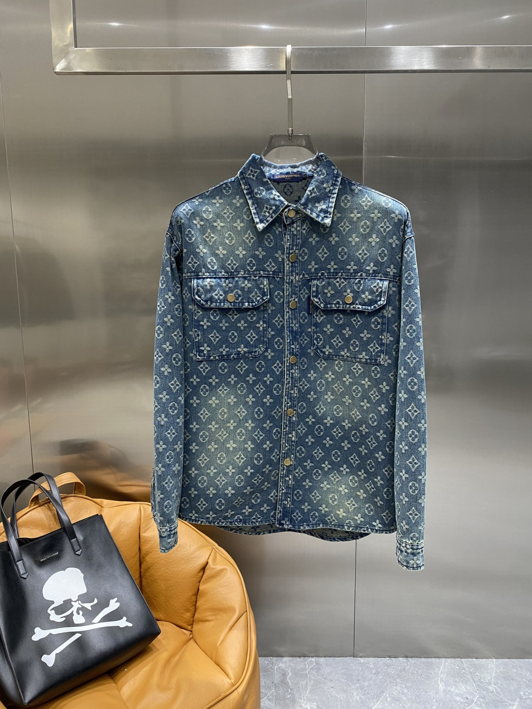 NO:511152,'Donkey Family' top quality!  2025 official website counter is available for sale simultaneously, original orders, super stylish, customized original washing denim fabric, unique design, top-grade flower craft letter pattern logo, original hardware and accessories decoration, an extremely superior denim jacket, the materials and craftsmanship are extremely luxurious and exquisite, the grade is extremely high, the upper body is handsome and stylish, recommended, counter size M-XXXL the next day,, louis vuitton, louis vuitton, jackets & coats, jackets & coats, alexander wang19860909《驴家》 顶级品质！2025秋冬官网专柜同步有售,原单狠货,超级有范儿,定制原版水洗牛仔面料,独特设计,顶级烧花工艺字母图案logo,原版五金辅料装饰,极为翘楚的一款牛仔夹克外套,用料与工艺都极致奢华精湛,档次极高,上身帅气有型,推荐,专柜尺码M-XXXL隔天,,louis vuitton,louis vuitton,jackets & coats,jackets & coats,alexander wang,Men's clothing