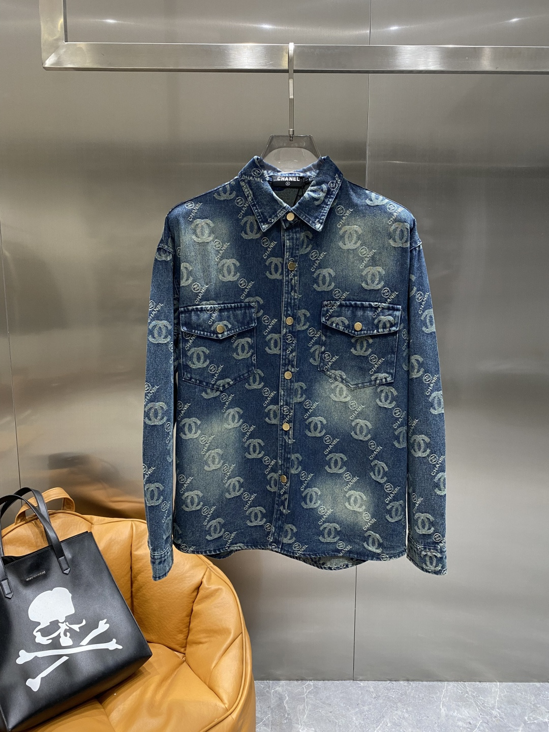 NO:511153,'Xiangjia' top quality!  2025 official autumn and winter website counter is available simultaneously, original orders are super stylish, customized original washing denim fabric, unique design, top-grade flower craft letter pattern logo, original hardware and accessories decoration, an extremely top-notch denim jacket, the materials and craftsmanship are extremely luxurious and exquisite, the grade is extremely high, the upper body is handsome and stylish, recommended, counter size M-XXXL the next day, chanel, jackets & coats, jackets & coats, alexander wang19860909《香家》 顶级品质！2025秋冬官网专柜同步有售,原单狠货,超级有范儿,定制原版水洗牛仔面料,独特设计,顶级烧花工艺字母图案logo,原版五金辅料装饰,极为翘楚的一款牛仔夹克外套,用料与工艺都极致奢华精湛,档次极高,上身帅气有型,推荐,专柜尺码M-XXXL隔天,,chanel,jackets & coats,jackets & coats,alexander wang,Men's clothing