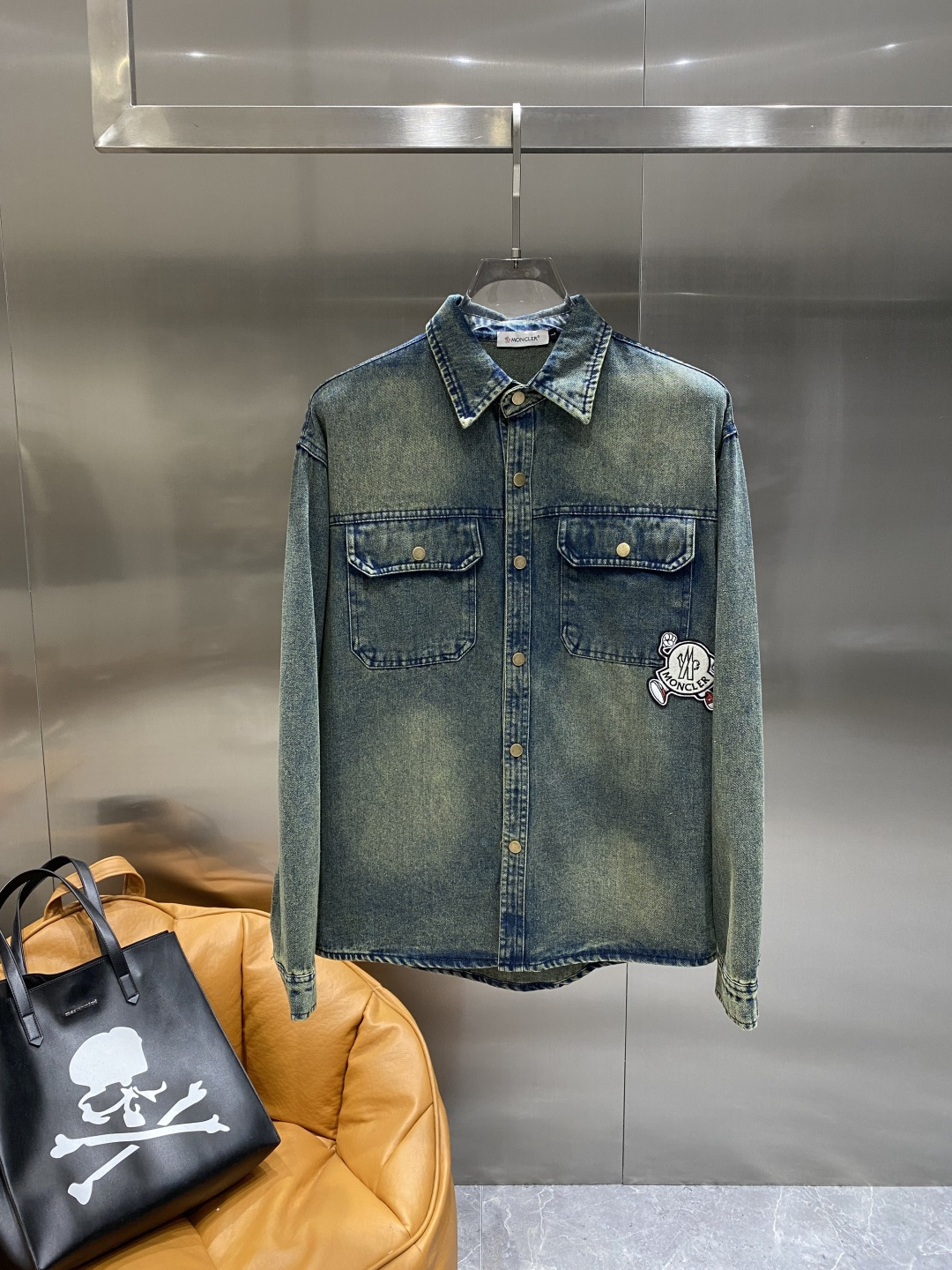 NO:511154,'Mengjia' top quality!  2025 official autumn and winter website counter is available simultaneously, original orders are super stylish, customized original washing denim fabric, unique design, top-grade flower craft letter pattern logo, original hardware and accessories decoration, an extremely top-notch denim jacket, the materials and craftsmanship are extremely luxurious and exquisite, the grade is extremely high, the upper body is handsome and stylish, recommended, counter size M-XXXL the next day,, jackets & coats, jackets & coats, alexander wang19860909《蒙家》 顶级品质！2025秋冬官网专柜同步有售,原单狠货,超级有范儿,定制原版水洗牛仔面料,独特设计,顶级烧花工艺字母图案logo,原版五金辅料装饰,极为翘楚的一款牛仔夹克外套,用料与工艺都极致奢华精湛,档次极高,上身帅气有型,推荐,专柜尺码M-XXXL隔天,,jackets & coats,jackets & coats,alexander wang,Men's clothing