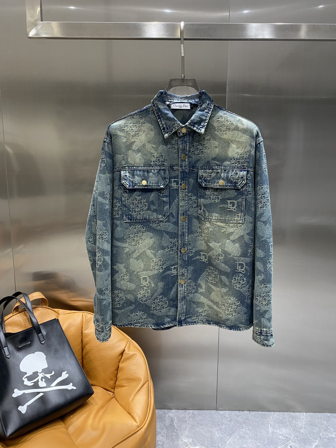 NO:511157,'Dijia' top quality!  2025 official autumn and winter website counter is available simultaneously, original orders are super stylish, customized original washing denim fabric, unique design, top-grade flower craft letter pattern logo, original hardware and accessories decoration, an extremely top-notch denim jacket, the materials and craftsmanship are extremely luxurious and exquisite, the grade is extremely high, the upper body is handsome and stylish, recommended, counter size M-XXXL the next day, dior, jackets & coats, jackets & coats, alexander wang19860909《迪家》 顶级品质！2025秋冬官网专柜同步有售,原单狠货,超级有范儿,定制原版水洗牛仔面料,独特设计,顶级烧花工艺字母图案logo,原版五金辅料装饰,极为翘楚的一款牛仔夹克外套,用料与工艺都极致奢华精湛,档次极高,上身帅气有型,推荐,专柜尺码M-XXXL隔天,,dior,jackets & coats,jackets & coats,alexander wang,Men's clothing