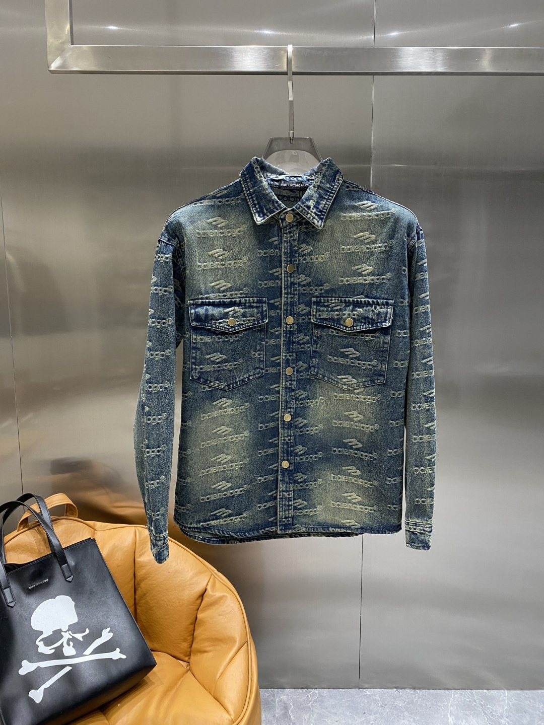 NO:511159,'Paris Home' Top quality!  2025 official autumn and winter website counter is available simultaneously, original orders are super stylish, customized original washing denim fabric, unique design, top-grade flower craft letter pattern logo, original hardware and accessories decoration, an extremely top-notch denim jacket, the materials and craftsmanship are extremely luxurious and exquisite, the grade is extremely high, the upper body is handsome and stylish, recommended, counter size M-XXXL the next day,,balenciaga, jackets & coats, jackets & coats, alexander wang19860909《巴黎家》 顶级品质！2025秋冬官网专柜同步有售,原单狠货,超级有范儿,定制原版水洗牛仔面料,独特设计,顶级烧花工艺字母图案logo,原版五金辅料装饰,极为翘楚的一款牛仔夹克外套,用料与工艺都极致奢华精湛,档次极高,上身帅气有型,推荐,专柜尺码M-XXXL隔天,,balenciaga,jackets & coats,jackets & coats,alexander wang,Men's clothing