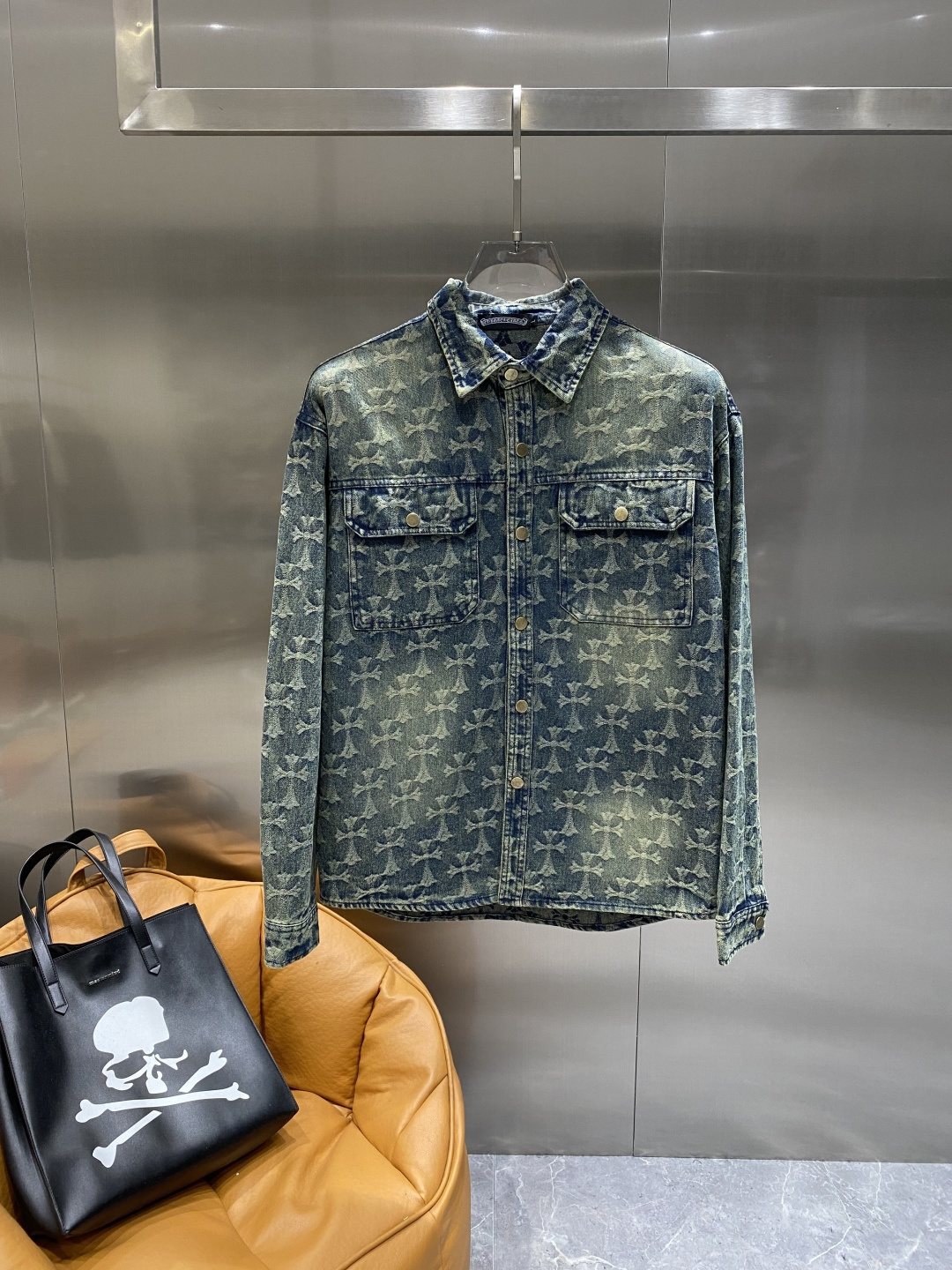 NO:511156,'Kejia' top quality!  2025 official autumn and winter website counter is available simultaneously, original orders are super stylish, customized original washing denim fabric, unique design, top-grade flower craft letter pattern logo, original hardware and accessories decoration, an extremely top-notch denim jacket, the materials and craftsmanship are extremely luxurious and exquisite, the grade is extremely high, the upper body is handsome and stylish, recommended, counter size M-XXXL the next day,, jackets & coats, jackets & coats, alexander wang19860909《克家》 顶级品质！2025秋冬官网专柜同步有售,原单狠货,超级有范儿,定制原版水洗牛仔面料,独特设计,顶级烧花工艺字母图案logo,原版五金辅料装饰,极为翘楚的一款牛仔夹克外套,用料与工艺都极致奢华精湛,档次极高,上身帅气有型,推荐,专柜尺码M-XXXL隔天,,jackets & coats,jackets & coats,alexander wang,Men's clothing