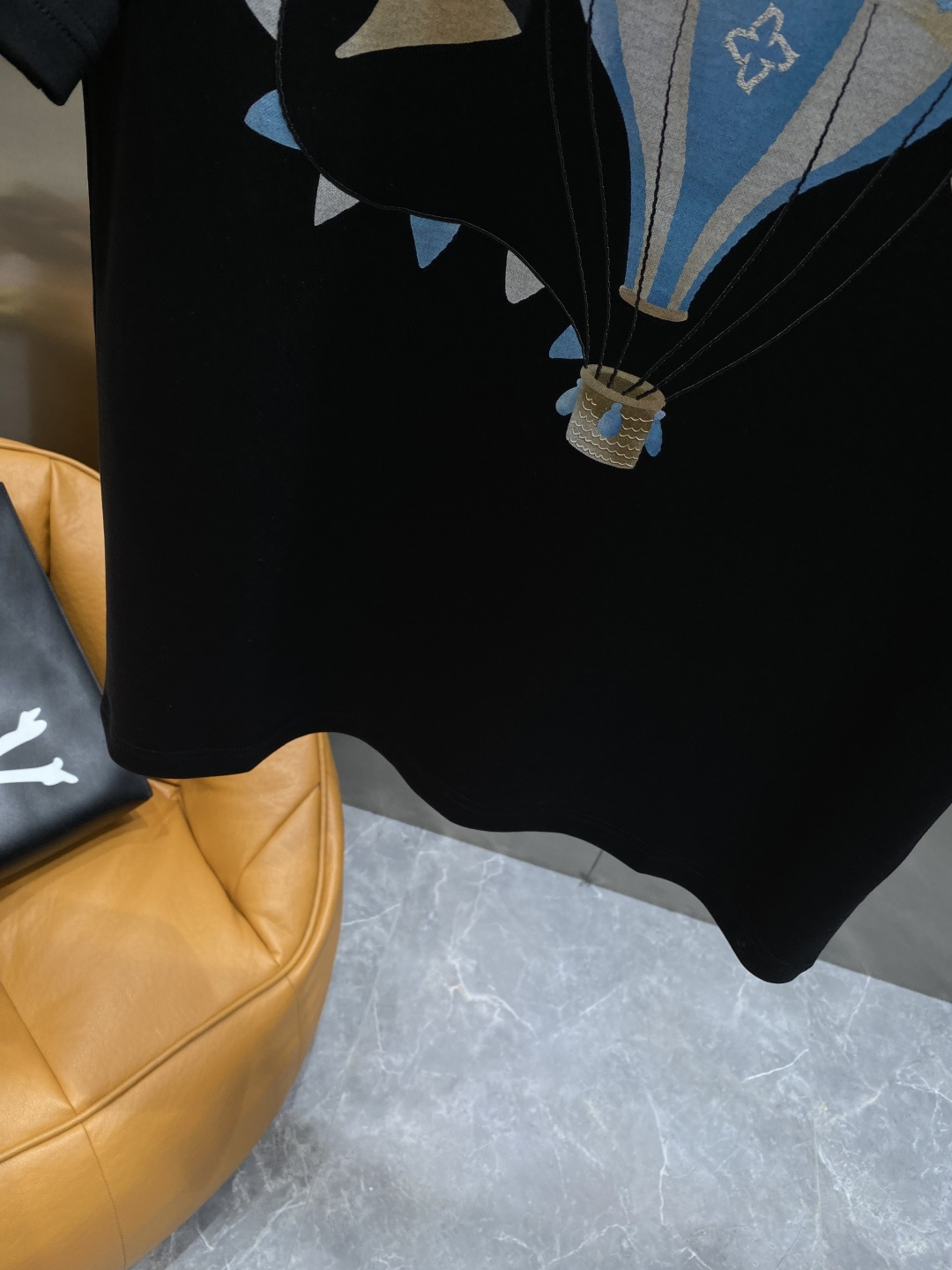 《𝙉𝙚𝙬🤍🖤驴家》
2025新款首发专柜最新款短袖圆领T恤 高端订制 设计前卫时尚！品牌logo重工艺设