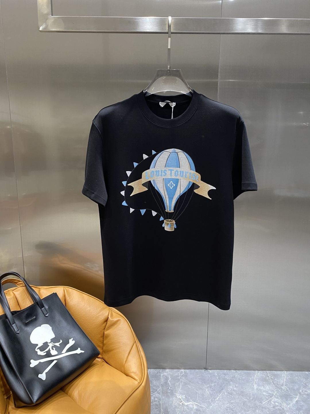 《𝙉𝙚𝙬🤍🖤驴家》
2025新款首发专柜最新款短袖圆领T恤 高端订制 设计前卫时尚！品牌logo重工艺设