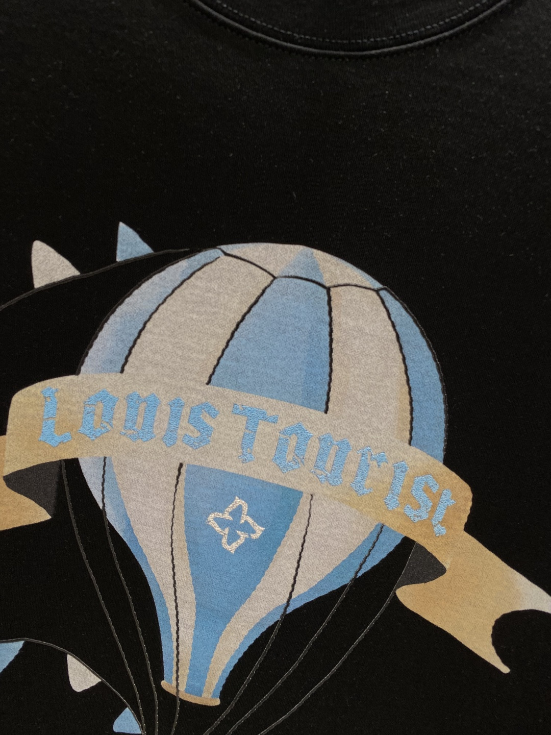 《𝙉𝙚𝙬🤍🖤驴家》
2025新款首发专柜最新款短袖圆领T恤 高端订制 设计前卫时尚！品牌logo重工艺设