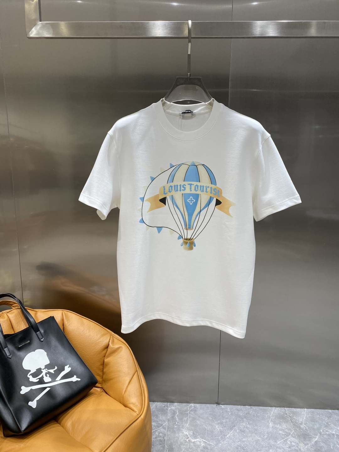 《𝙉𝙚𝙬🤍🖤驴家》
2025新款首发专柜最新款短袖圆领T恤 高端订制 设计前卫时尚！品牌logo重工艺设