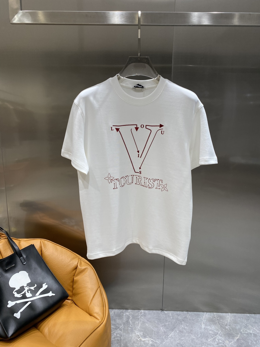 《𝙉𝙚𝙬🤍🖤驴家》
2025新款首发专柜最新款短袖圆领T恤 高端订制 设计前卫时尚！品牌logo重工艺设