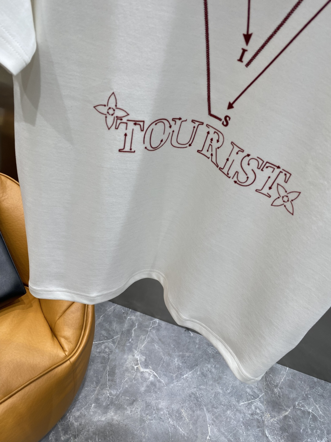 《𝙉𝙚𝙬🤍🖤驴家》
2025新款首发专柜最新款短袖圆领T恤 高端订制 设计前卫时尚！品牌logo重工艺设