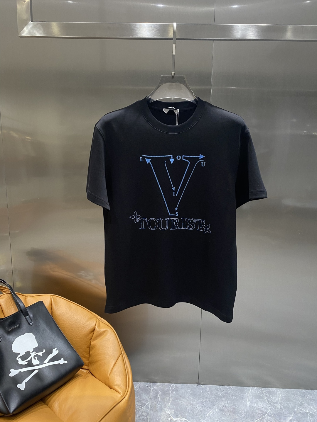 《𝙉𝙚𝙬🤍🖤驴家》
2025新款首发专柜最新款短袖圆领T恤 高端订制 设计前卫时尚！品牌logo重工艺设