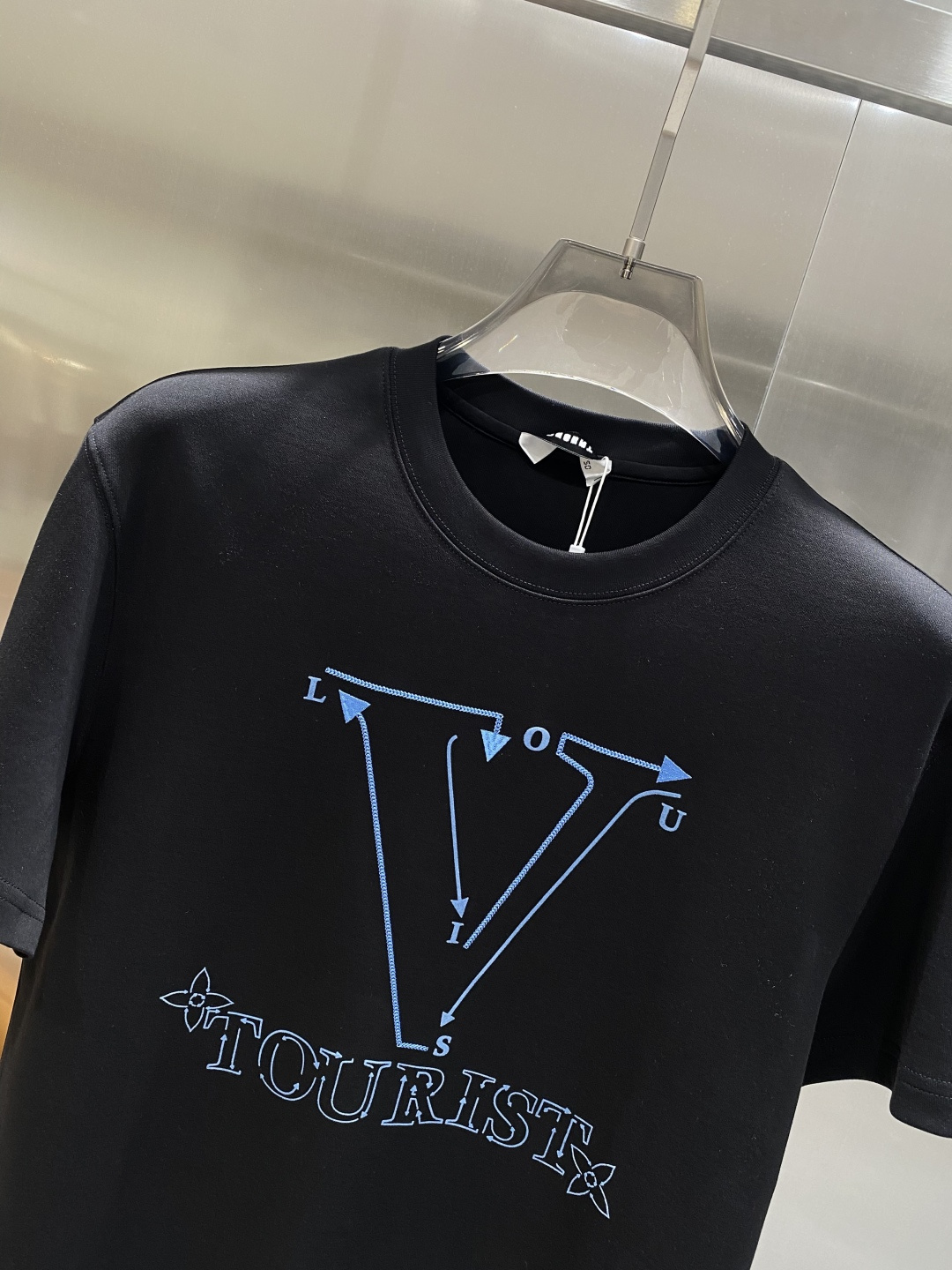 《𝙉𝙚𝙬🤍🖤驴家》
2025新款首发专柜最新款短袖圆领T恤 高端订制 设计前卫时尚！品牌logo重工艺设