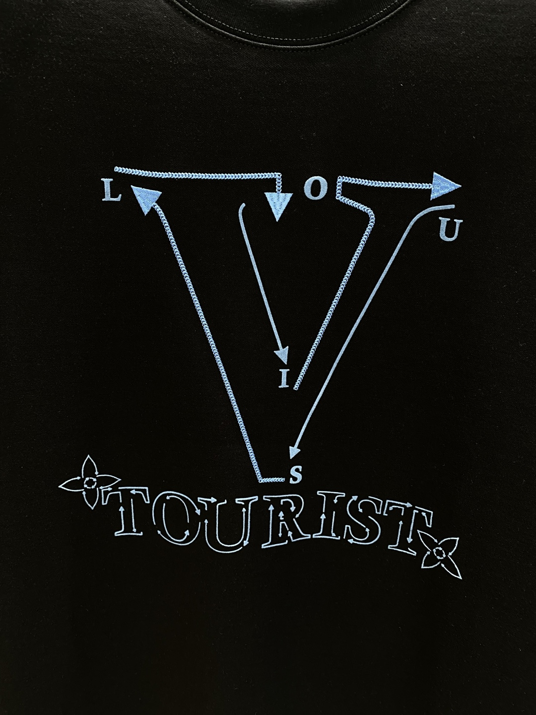 《𝙉𝙚𝙬🤍🖤驴家》
2025新款首发专柜最新款短袖圆领T恤 高端订制 设计前卫时尚！品牌logo重工艺设