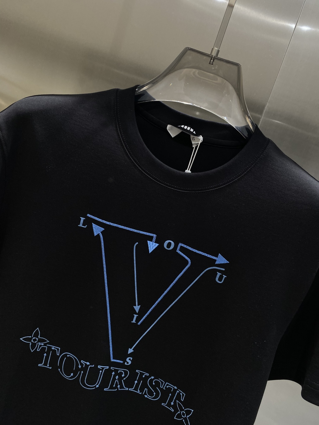 《𝙉𝙚𝙬🤍🖤驴家》
2025新款首发专柜最新款短袖圆领T恤 高端订制 设计前卫时尚！品牌logo重工艺设