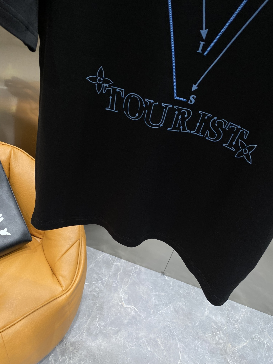 《𝙉𝙚𝙬🤍🖤驴家》
2025新款首发专柜最新款短袖圆领T恤 高端订制 设计前卫时尚！品牌logo重工艺设