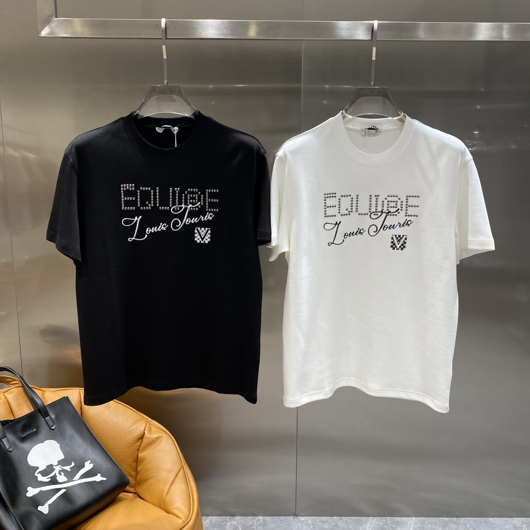 NO:513087,'Donkey Family' 2025 new first-time counter latest short-sleeved round-neck T-shirt, high-end customization, avant-garde and fashionable design!  Brand logo heavy craft design, high-end customized mercerated long cotton fabric, soft feel, comfortable to wear, exquisite counter-level car line, fine workmanship, invincible and handsome upper body effect!  A must-have item for handsome men!  Count M-3XL The next day, louis vuitton,louis vuitton,t-shirt,tees,t-shirt,alexander wang19860909《驴家》 2025新款首发专柜最新款短袖圆领T恤 高端订制 设计前卫时尚！品牌logo重工艺设计 高端定制丝光长绒棉面料.手感柔软.穿着舒适.专柜级别精致车线.做工精细.上身效果无敌帅气！型男必备单品！ 码数M-3XL 隔天,,louis vuitton,louis vuitton,T-shirt,tees，t-shirt,alexander wang,Men's clothing