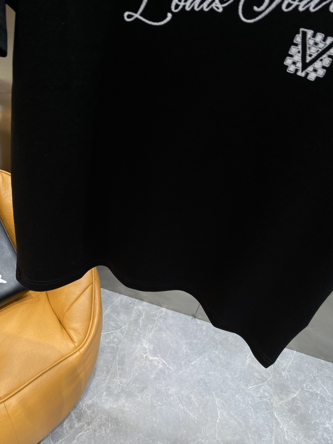 《𝙉𝙚𝙬🤍🖤驴家》
2025新款首发专柜最新款短袖圆领T恤 高端订制 设计前卫时尚！品牌logo重工艺设