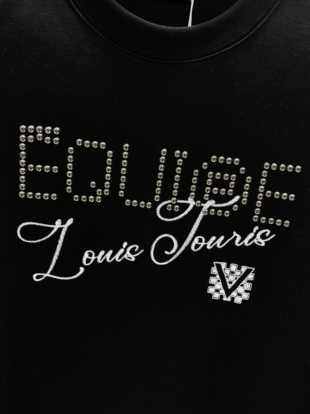 《𝙉𝙚𝙬🤍🖤驴家》
2025新款首发专柜最新款短袖圆领T恤 高端订制 设计前卫时尚！品牌logo重工艺设