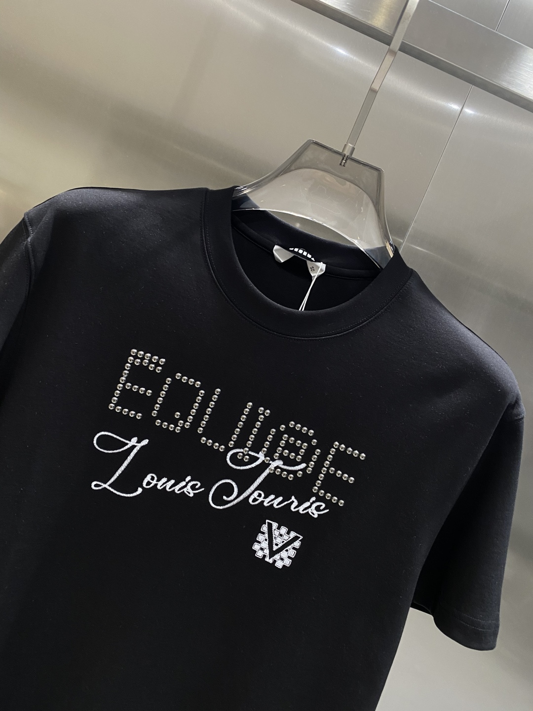 《𝙉𝙚𝙬🤍🖤驴家》
2025新款首发专柜最新款短袖圆领T恤 高端订制 设计前卫时尚！品牌logo重工艺设