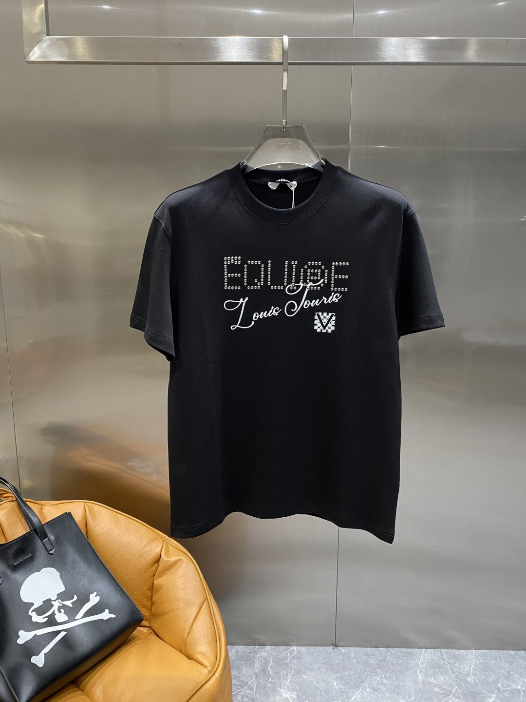 《𝙉𝙚𝙬🤍🖤驴家》
2025新款首发专柜最新款短袖圆领T恤 高端订制 设计前卫时尚！品牌logo重工艺设