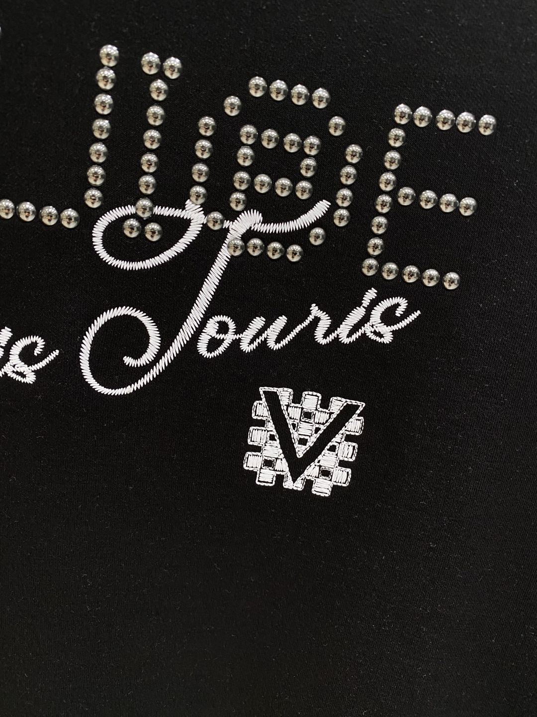 《𝙉𝙚𝙬🤍🖤驴家》
2025新款首发专柜最新款短袖圆领T恤 高端订制 设计前卫时尚！品牌logo重工艺设