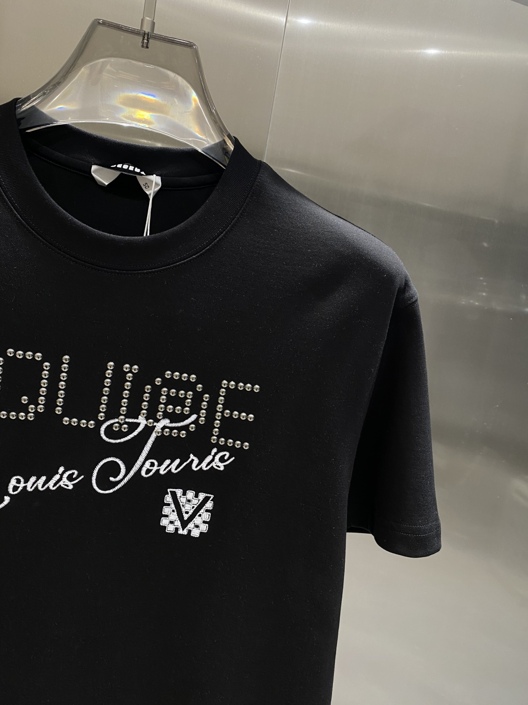 《𝙉𝙚𝙬🤍🖤驴家》
2025新款首发专柜最新款短袖圆领T恤 高端订制 设计前卫时尚！品牌logo重工艺设