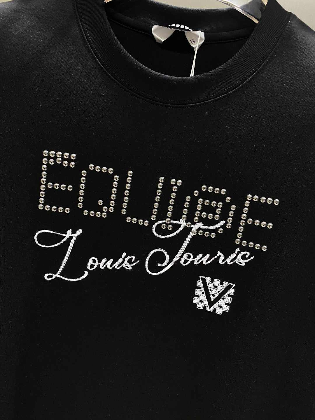 《𝙉𝙚𝙬🤍🖤驴家》
2025新款首发专柜最新款短袖圆领T恤 高端订制 设计前卫时尚！品牌logo重工艺设