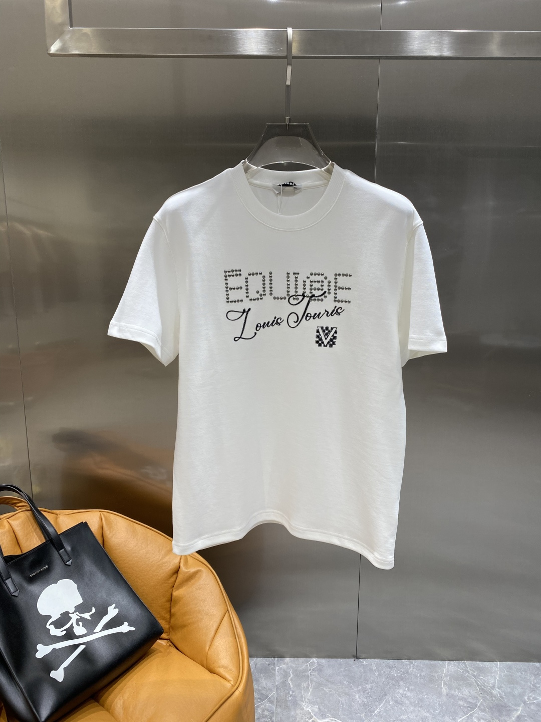 《𝙉𝙚𝙬🤍🖤驴家》
2025新款首发专柜最新款短袖圆领T恤 高端订制 设计前卫时尚！品牌logo重工艺设