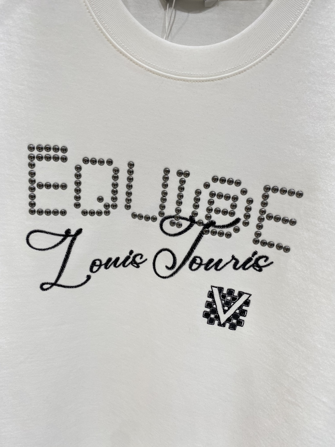 《𝙉𝙚𝙬🤍🖤驴家》
2025新款首发专柜最新款短袖圆领T恤 高端订制 设计前卫时尚！品牌logo重工艺设