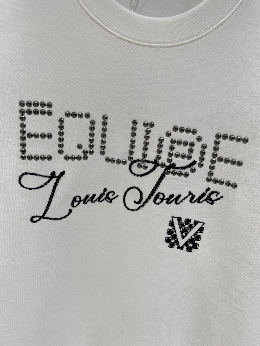 《𝙉𝙚𝙬🤍🖤驴家》
2025新款首发专柜最新款短袖圆领T恤 高端订制 设计前卫时尚！品牌logo重工艺设