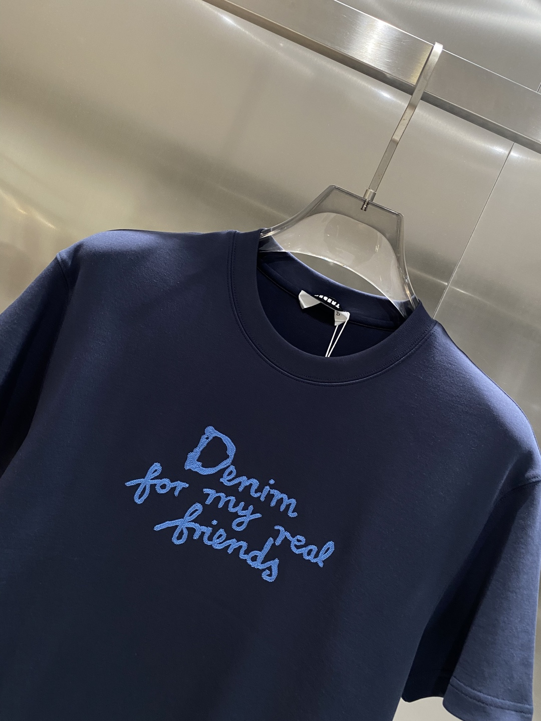 《𝙉𝙚𝙬🤍🖤迪家》
2025新款首发专柜最新款短袖圆领T恤 高端订制 设计前卫时尚！品牌logo重工艺设