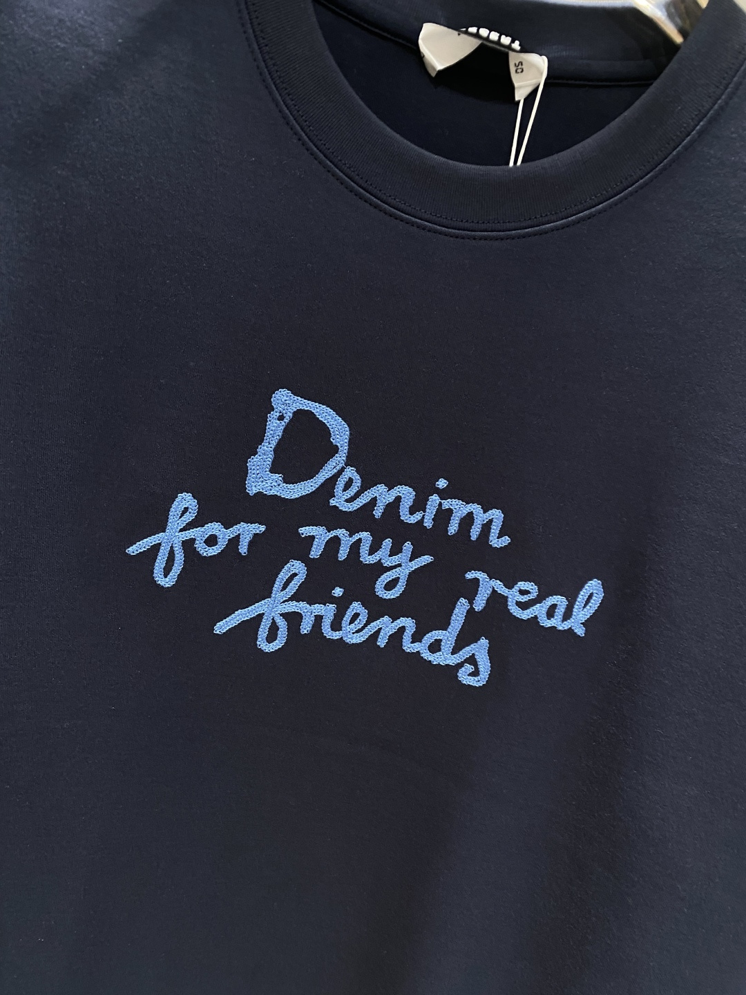 《𝙉𝙚𝙬🤍🖤迪家》
2025新款首发专柜最新款短袖圆领T恤 高端订制 设计前卫时尚！品牌logo重工艺设