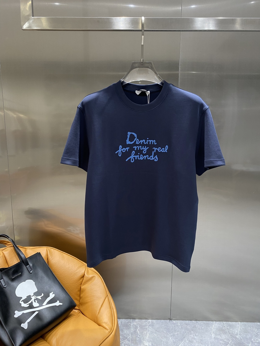 《𝙉𝙚𝙬🤍🖤迪家》
2025新款首发专柜最新款短袖圆领T恤 高端订制 设计前卫时尚！品牌logo重工艺设