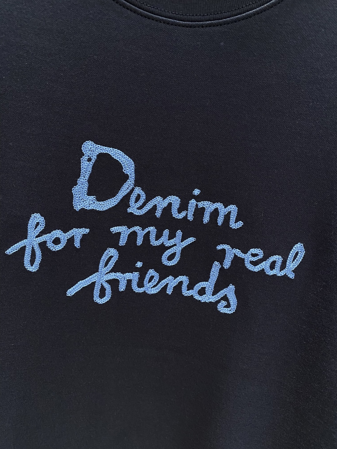 《𝙉𝙚𝙬🤍🖤迪家》
2025新款首发专柜最新款短袖圆领T恤 高端订制 设计前卫时尚！品牌logo重工艺设