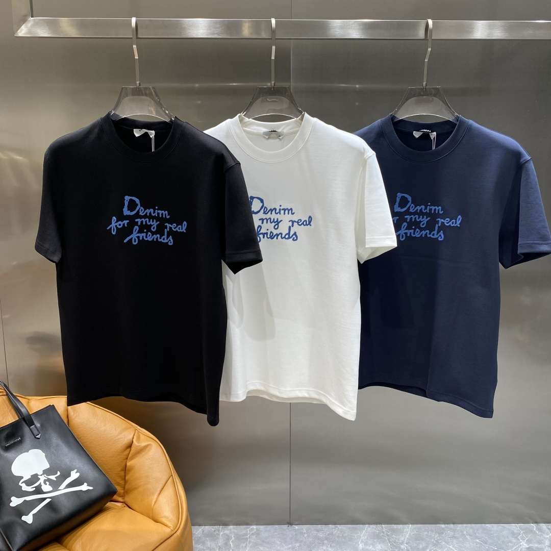 NO:513090,'Dijia' 2025 new first-time counter latest short-sleeved round-neck T-shirt, high-end customization, avant-garde and fashionable design!  Brand logo heavy craft design, high-end customized mercerated long cotton fabric, soft feel, comfortable to wear, exquisite counter-level car line, fine workmanship, invincible and handsome upper body effect!  A must-have item for handsome men!  Code number M-3XL the next day,dior,T-shirt,tees,t-shirt,alexander wang19860909《迪家》 2025新款首发专柜最新款短袖圆领T恤 高端订制 设计前卫时尚！品牌logo重工艺设计 高端定制丝光长绒棉面料.手感柔软.穿着舒适.专柜级别精致车线.做工精细.上身效果无敌帅气！型男必备单品！ 码数M-3XL 隔天,,dior,T-shirt,tees，t-shirt,alexander wang,Men's clothing