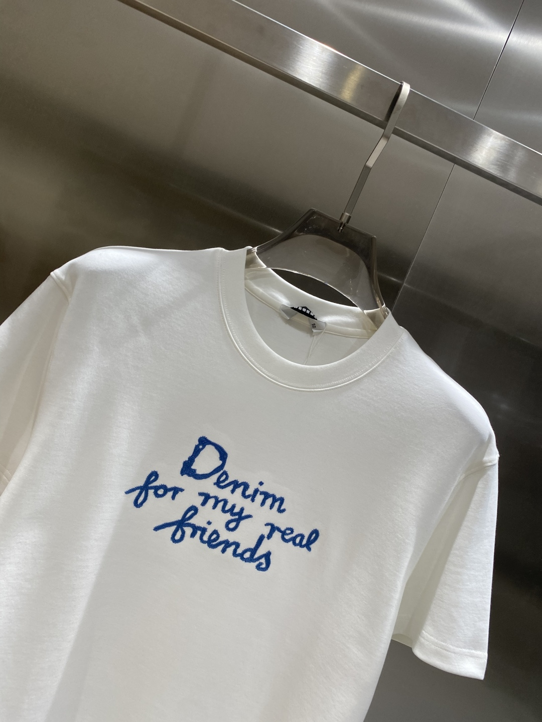 《𝙉𝙚𝙬🤍🖤迪家》
2025新款首发专柜最新款短袖圆领T恤 高端订制 设计前卫时尚！品牌logo重工艺设